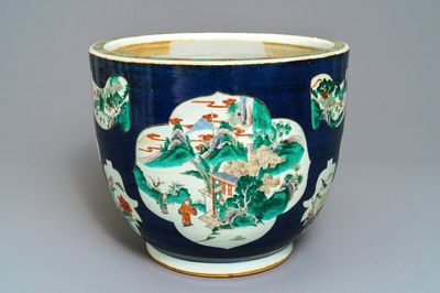 Un aquarium en porcelaine de Chine famille verte sur fond bleu, 19ème