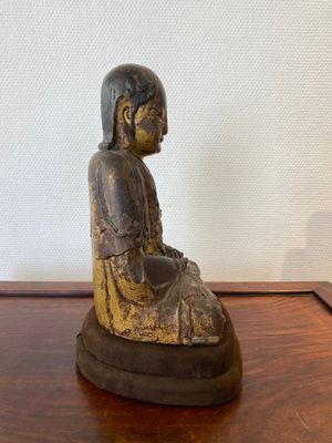 Un Arhat en bois doré et laqué, Chine, Ming — photo 4