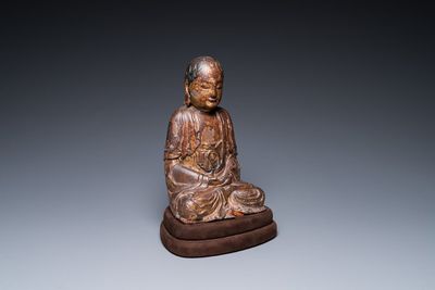 Un Arhat en bois doré et laqué, Chine, Ming