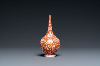 Un aspersoir à eau parfumé en porclaine de Chine à fond rouge de fer, Kangxi