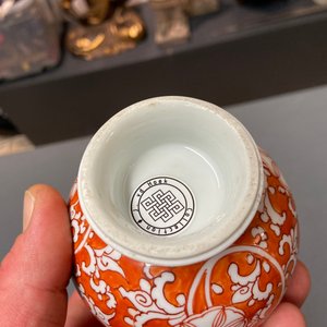 Un aspersoir à eau parfumé en porclaine de Chine à fond rouge de fer, Kangxi — photo 8