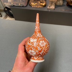 Un aspersoir à eau parfumé en porclaine de Chine à fond rouge de fer, Kangxi — photo 10