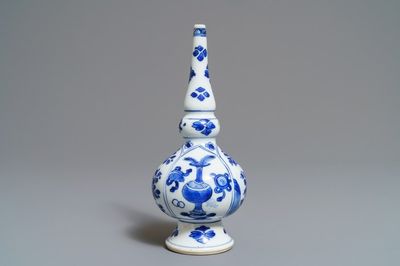 Un aspersoir en porcelaine de Chine bleu et blanc pour le marché islamique, Kangxi
