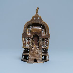 Un autel inscrit en bronze doré incrusté d'argent et de cuivre, Inde, 18/19ème — photo 4
