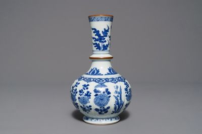 Un base de huqqah en porcelaine de Chine bleu et blanc, Kangxi