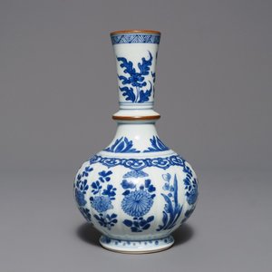 Un base de huqqah en porcelaine de Chine bleu et blanc, Kangxi — photo 1