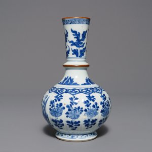 Un base de huqqah en porcelaine de Chine bleu et blanc, Kangxi — photo 2