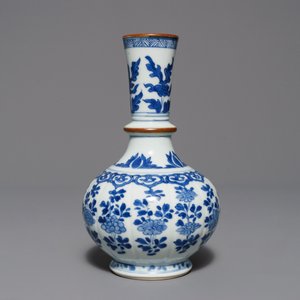 Un base de huqqah en porcelaine de Chine bleu et blanc, Kangxi — photo 3