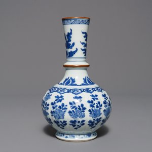 Un base de huqqah en porcelaine de Chine bleu et blanc, Kangxi — photo 4