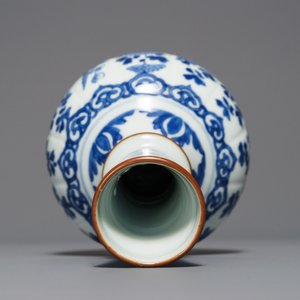 Un base de huqqah en porcelaine de Chine bleu et blanc, Kangxi — photo 5