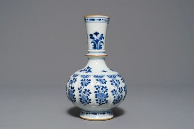 Un base de huqqah en porcelaine de Chine bleu et blanc, Kangxi