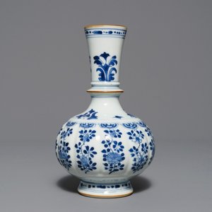 Un base de huqqah en porcelaine de Chine bleu et blanc, Kangxi — photo 1
