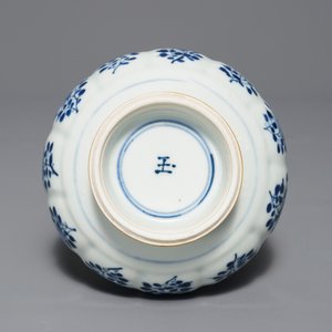 Un base de huqqah en porcelaine de Chine bleu et blanc, Kangxi — photo 5