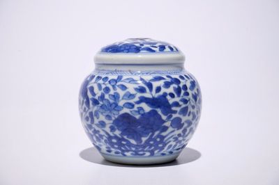 Un base de narguilé en porcelaine Chine bleu et blanc pour le marché islamique, Kangxi