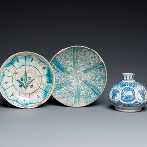 Un base de narguilé safavide en bleu et blanc, un bol de Kashan et une coupe de Kutahya, la Perse et la Turquie, 14ème et postérieur — photo 1