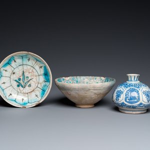 Un base de narguilé safavide en bleu et blanc, un bol de Kashan et une coupe de Kutahya, la Perse et la Turquie, 14ème et postérieur — photo 2