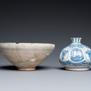 Un base de narguilé safavide en bleu et blanc, un bol de Kashan et une coupe de Kutahya, la Perse et la Turquie, 14ème et postérieur — photo 5