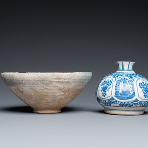 Un base de narguilé safavide en bleu et blanc, un bol de Kashan et une coupe de Kutahya, la Perse et la Turquie, 14ème et postérieur — photo 7
