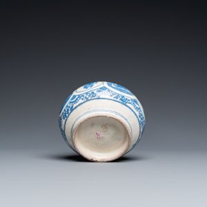 Un base de narguilé safavide en bleu et blanc, un bol de Kashan et une coupe de Kutahya, la Perse et la Turquie, 14ème et postérieur — photo 10