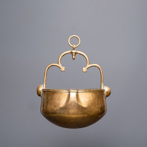 Un bassin à eau de type 'lavabo' en laiton, Flandres, 15ème — photo 1