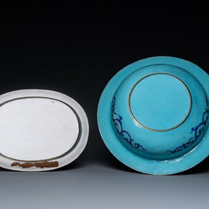 Un bassin à fond turquoise et un plat à fond bleu en émaux de Canton, Chine, 18/19ème — photo 2