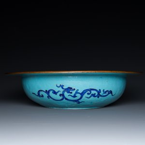 Un bassin à fond turquoise et un plat à fond bleu en émaux de Canton, Chine, 18/19ème — photo 3
