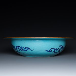 Un bassin à fond turquoise et un plat à fond bleu en émaux de Canton, Chine, 18/19ème — photo 4