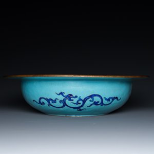 Un bassin à fond turquoise et un plat à fond bleu en émaux de Canton, Chine, 18/19ème — photo 5
