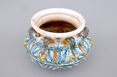 Un bassin décoré en relief en faïence de Winterthur, Suisse, 16ème