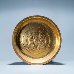 Un bassin d'offrande en laiton repoussé à décor des éclaireurs retournant la grappe de Canaan, Nuremberg, Allemagne, 17ème — photo 1