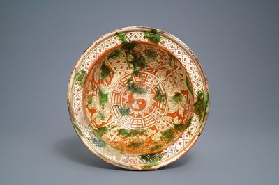 Un bassin en grès porcelaineux émaillé sancai, fin de la dynastie Ming