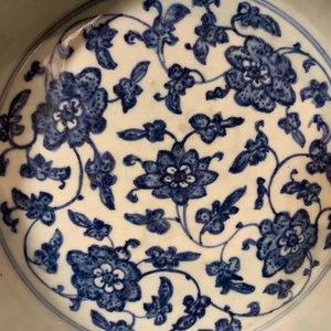 Un bassin en porcelaine de Chine bleu et blanc à décor de rinceaux floraux, Qianlong — photo 12