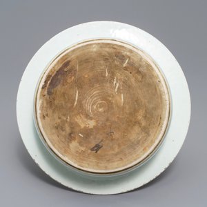 Un bassin en porcelaine de Chine bleu et blanc à décor de rinceaux floraux, Qianlong — photo 2