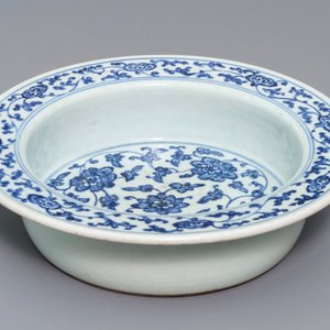 Un bassin en porcelaine de Chine bleu et blanc à décor de rinceaux floraux, Qianlong — photo 5