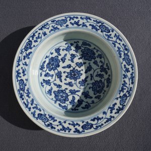 Un bassin en porcelaine de Chine bleu et blanc à décor de rinceaux floraux, Qianlong — photo 6