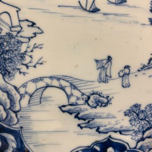 Un bassin en porcelaine de Chine bleu et blanc à décor d'un paysage fluvial, Qianlong — photo 4