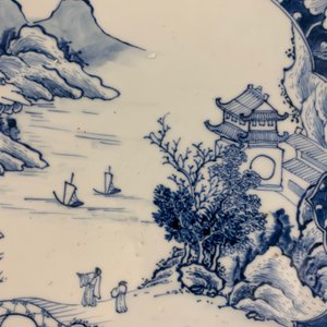 Un bassin en porcelaine de Chine bleu et blanc à décor d'un paysage fluvial, Qianlong — photo 5