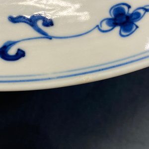 Un bassin en porcelaine de Chine en bleu, blanc et rouge de cuivre, marque de Chenghua, Kangxi — photo 6