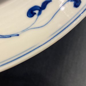 Un bassin en porcelaine de Chine en bleu, blanc et rouge de cuivre, marque de Chenghua, Kangxi — photo 7