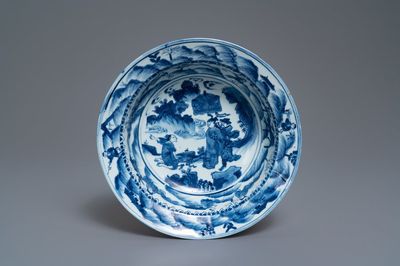 Un bassin en porcelaine de Chine en bleu et blanc à décor de figures dans un paysage, Wanli