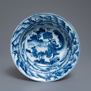 Un bassin en porcelaine de Chine en bleu et blanc à décor de figures dans un paysage, Wanli — photo 1