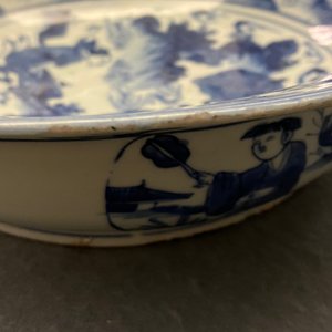 Un bassin en porcelaine de Chine en bleu et blanc à décor de figures dans un paysage, Wanli — photo 14