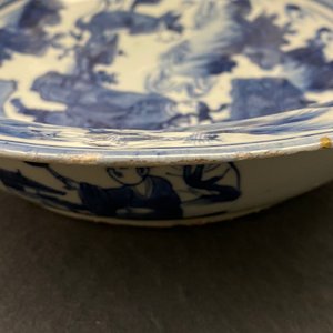 Un bassin en porcelaine de Chine en bleu et blanc à décor de figures dans un paysage, Wanli — photo 15