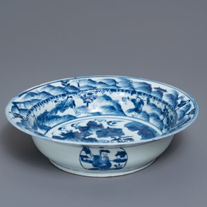 Un bassin en porcelaine de Chine en bleu et blanc à décor de figures dans un paysage, Wanli — photo 2