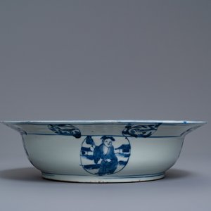 Un bassin en porcelaine de Chine en bleu et blanc à décor de figures dans un paysage, Wanli — photo 5