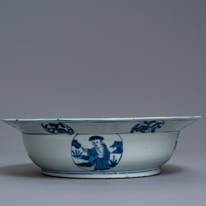 Un bassin en porcelaine de Chine en bleu et blanc à décor de figures dans un paysage, Wanli — photo 6