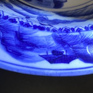 Un bassin en porcelaine de Chine en bleu et blanc à décor de figures dans un paysage, Wanli — photo 8
