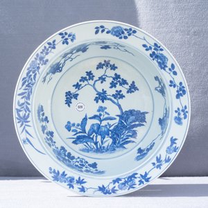Un bassin en porcelaine de Chine en bleu et blanc à décor floral, 19ème — photo 7