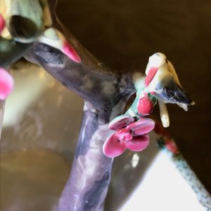 Un bassin en porcelaine de Chine famille rose figurant un arbre, des oiseaux et un vase, Qianlong — photo 13