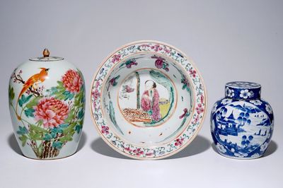 Un bassin et deux pots couverts en porcelaine de Chine famille rose et bleu et blanc, 19/20ème